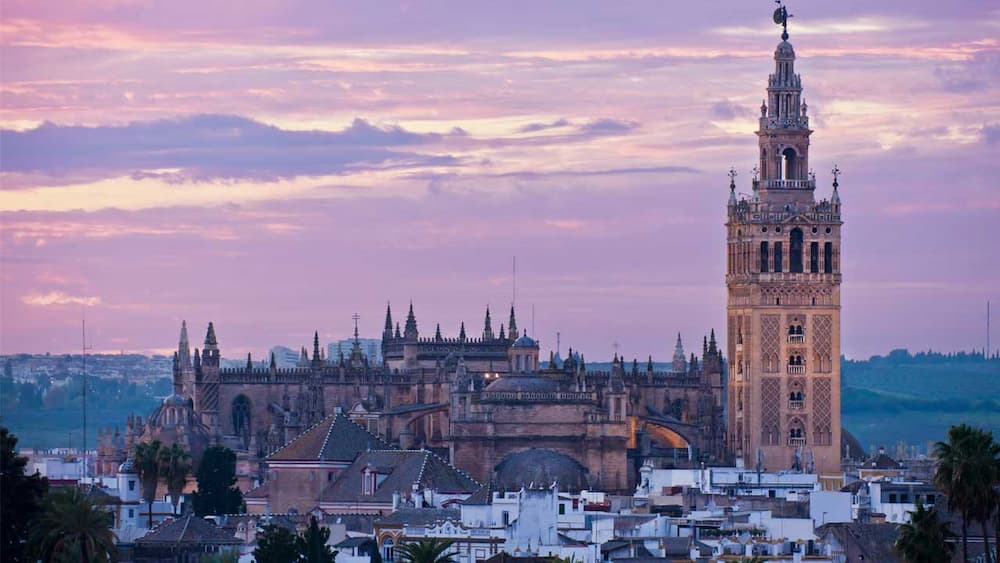 Mejores bares para disfrutar de guisos, sopas y tapas calientes en Sevilla este invierno